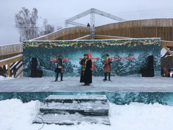 В ПАРКЕ &laquo;ПАТРИОТ&raquo; ДЕД МОРОЗ И СНЕГУРОЧКА ПРОВЕЛИ &laquo;ТЕСТ&raquo; НА ЗНАНИЕ НОВОГОДНИХ ПЕСЕН