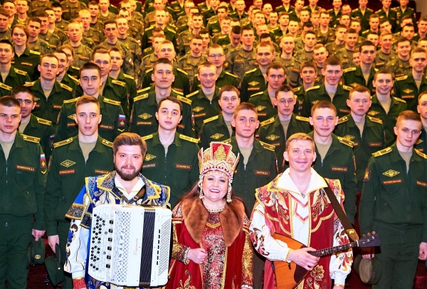 ГРУППЕ &laquo;РОССЫ&raquo; АПЛОДИРОВАЛИ БУДУЩИЕ ОФИЦЕРЫ-РАКЕТЧИКИ