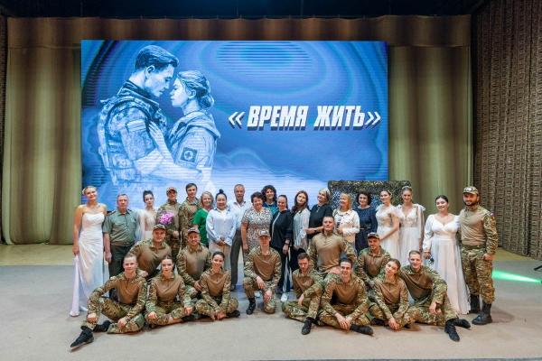 &laquo;МУРАШКИ ПО КОЖЕ&raquo;: РОДИТЕЛИ ГЕРОЯ СВО УВИДЕЛИ СПЕКТАКЛЬ О СЫНЕ В ЕГО РОДНОМ УЧИЛИЩЕ