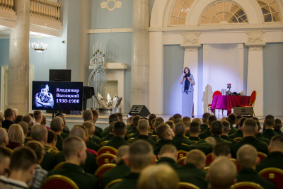 ДЛЯ ВОЕННОСЛУЖАЩИХ МОСКОВСКОГО ГАРНИЗОНА С АВТОРСКОЙ ПРОГРАММОЙ &laquo;КТО БЫЛИ МЫ, ШЕСТИДЕСЯТНИКИ&hellip;&raquo; ВЫСТУПИЛА ЗАСЛУЖЕННАЯ АРТИСТКА РОССИИ НАТАЛЬЯ ПЯРН
