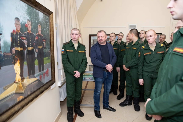 &laquo;ТЯЖЕЛО В УЧЕНИИ &ndash; ЛЕГКО В БОЮ&raquo;: В ЦДРА ОТКРЫЛАСЬ ХУДОЖЕСТВЕННАЯ ВЫСТАВКА, ПОСВЯЩЕННАЯ ГОДУ ПЕДАГОГА И НАСТАВНИКА