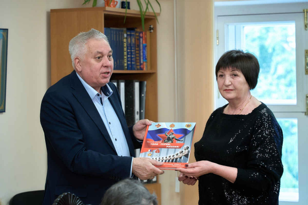 НА ЗАСЕДАНИИ ЛИТО В ДАР БИБЛИОТЕКЕ ЦДРА БЫЛА ПЕРЕДАНА КНИГА О ПОДВИГАХ УЧАСТНИКОВ СВО &ndash; ВЫПУСКНИКОВ НВВКУ &laquo;ТВОИ ГЕРОИ, РОССИЯ!&raquo;