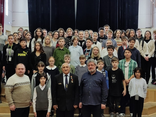 СОТРУДНИКИ ЦДРА ПРОВЕЛИ ВСТРЕЧУ МОСКОВСКИХ ШКОЛЬНИКОВ С ГЕРОЕМ СОВЕТСКОГО СОЮЗА ВЛАДИМИРОМ ГАСОЯНОМ