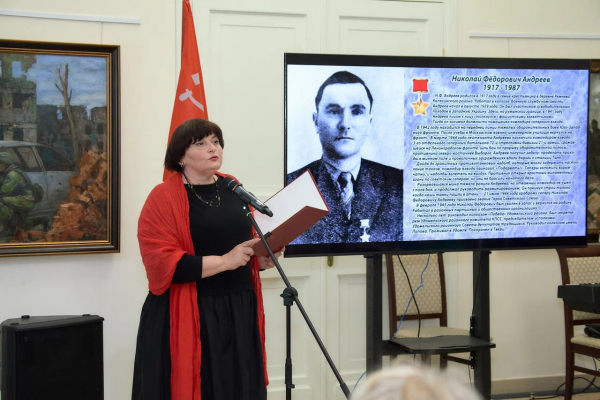 ОТКРЫВШАЯСЯ В ЦДРА ХУДОЖЕСТВЕННАЯ ВЫСТАВКА, ПОСВЯЩЕННАЯ ДНЮ РОССИИ, ЗНАКОМИТ С ГЕРОИЧЕСКОЙ ИСТОРИЕЙ КАЛЯЗИНСКОГО РАЙОНА ТВЕРСКОЙ ОБЛАСТИ