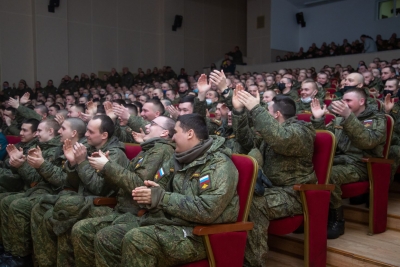 &laquo;БРОНЯ КРЕПКА И ТАНКИ НАШИ БЫСТРЫ&raquo;. АРТИСТЫ ЦДРА ПОЗДРАВИЛИ ВОЙНОВ-ТАМАНЦЕВ