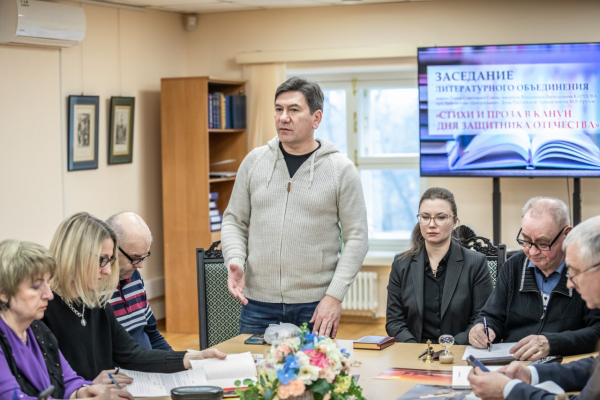 НА ЗАСЕДАНИИ ЛИТО ЧИТАЛИ СТИХИ О ЗАЩИТНИКАХ ОТЕЧЕСТВА