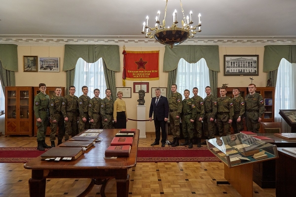 КУРСАНТЫ ФИНАНСОВОГО УНИВЕРСИТЕТА В ХОДЕ ЭКСКУРСИИ В ЦДРА ПОЗНАКОМИЛИСЬ С ПОЛКОВОДЦАМИ ПОБЕДЫ